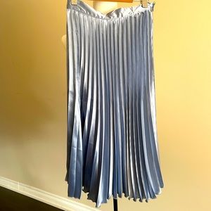 Stunning pleated Skirt w belt NWT